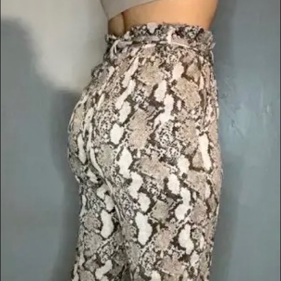 LN H & M SNAKESKIN FAUX LEATHER PANTS. - Picture 4 of 15